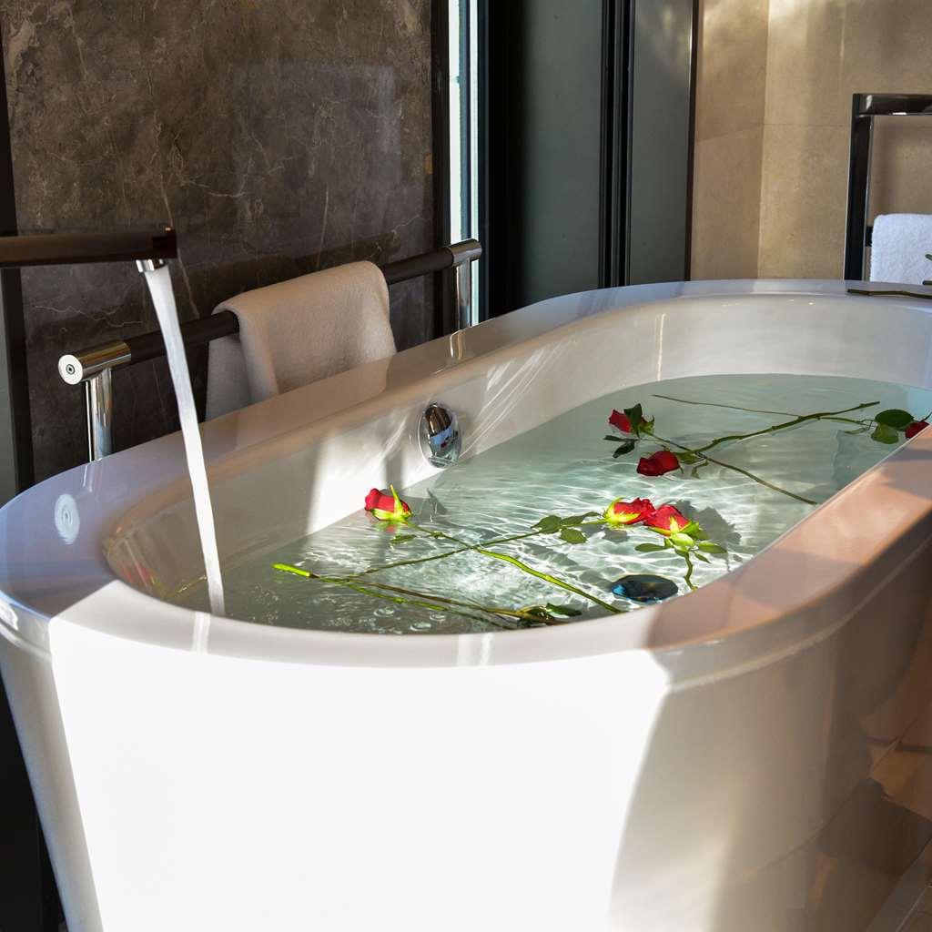 Park Hyatt Doha Otel Dış mekan fotoğraf A freestanding bathtub