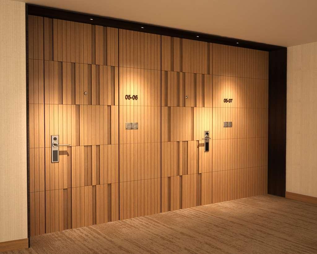 Park Hyatt Doha Otel Oda fotoğraf A door with a door viewer